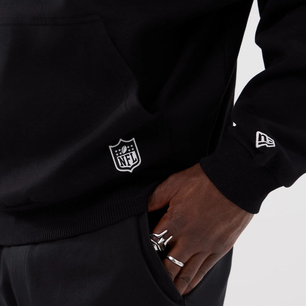 Atlanta Falcons NFL International Series Games 2025 Black Premium Pullover Hoodie-klyvox