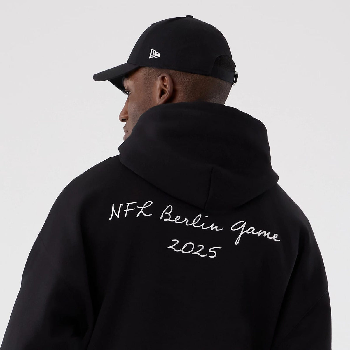 Atlanta Falcons NFL International Series Games 2025 Black Premium Pullover Hoodie-klyvox