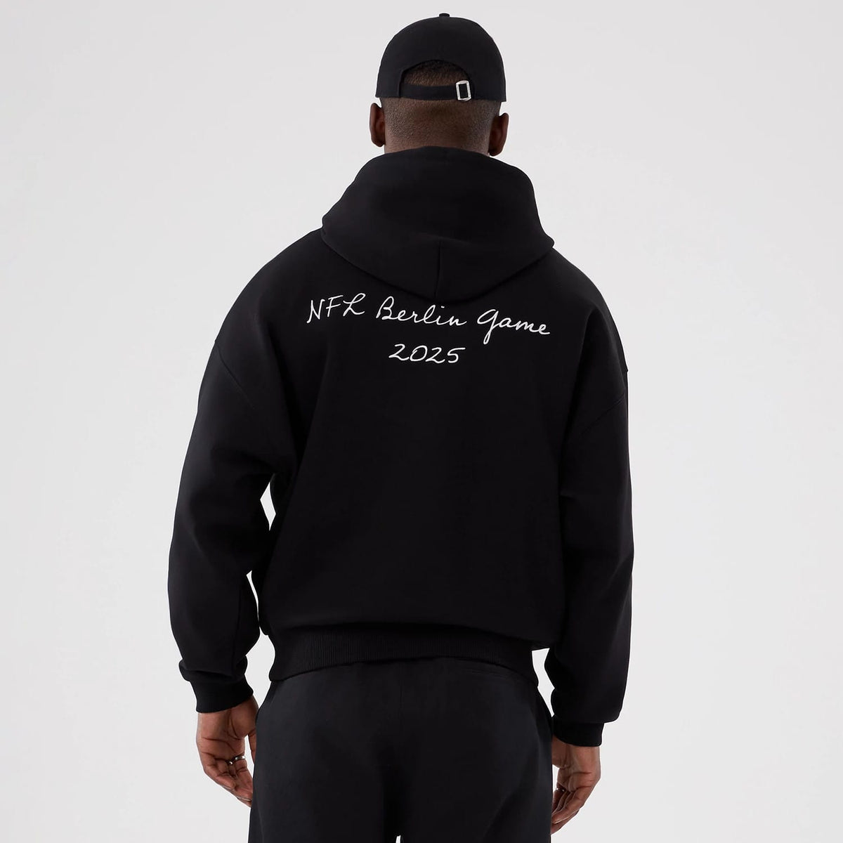 Atlanta Falcons NFL International Series Games 2025 Black Premium Pullover Hoodie-klyvox